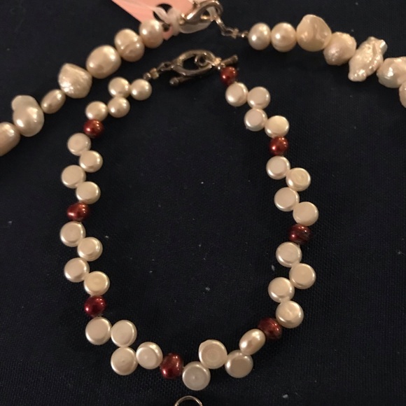 NWT Freshwater Pearls Necklace with matching two bracelets. - Picture 4 of 6